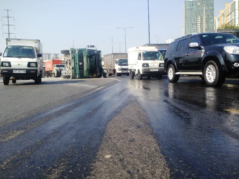 Xe 'hổ vồ' 15 tấn gãy trục lật nhào trên xa lộ ảnh 3 Xe 'hổ vồ' 15 tấn gãy trục lật nhào trên xa lộ ảnh 3